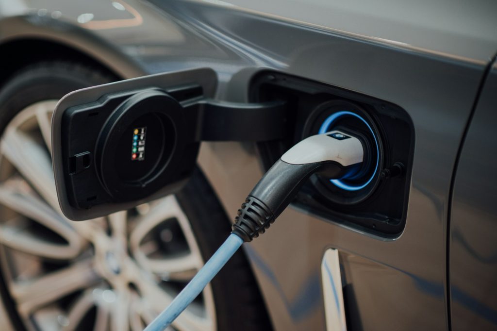 Laadkabel aangesloten op een elektrische auto